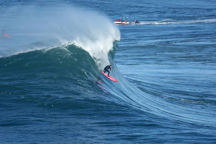 Tom Lowe gets chased by a jet ski in Nazaré Image tomlowe.jpg