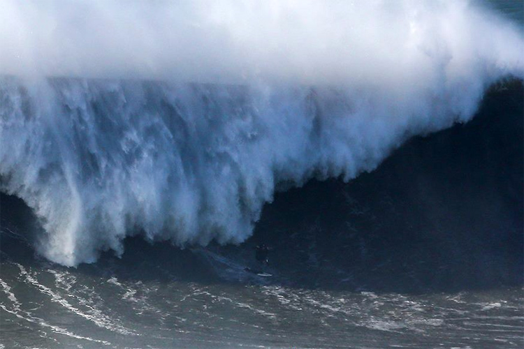 Andrew Cotton breaks back at Nazaré Image andrewcotton6.jpg