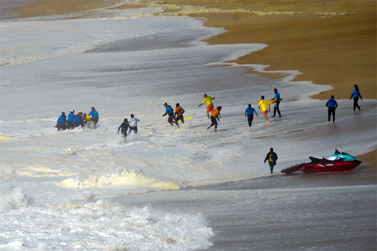 Alex Botelho survives a horrific big wave incident at Nazaré Image alex-botelho-nazare-wipeout.jpg
