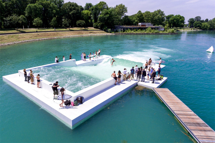 Image floating-wave-pool.jpg